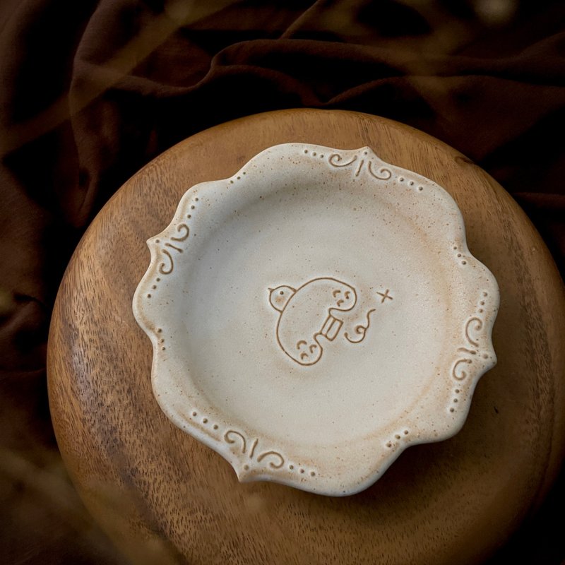 [Komaru Forest Relief] Star sand frost white glaze European style flying bird dish and plate - จานและถาด - ดินเผา ขาว