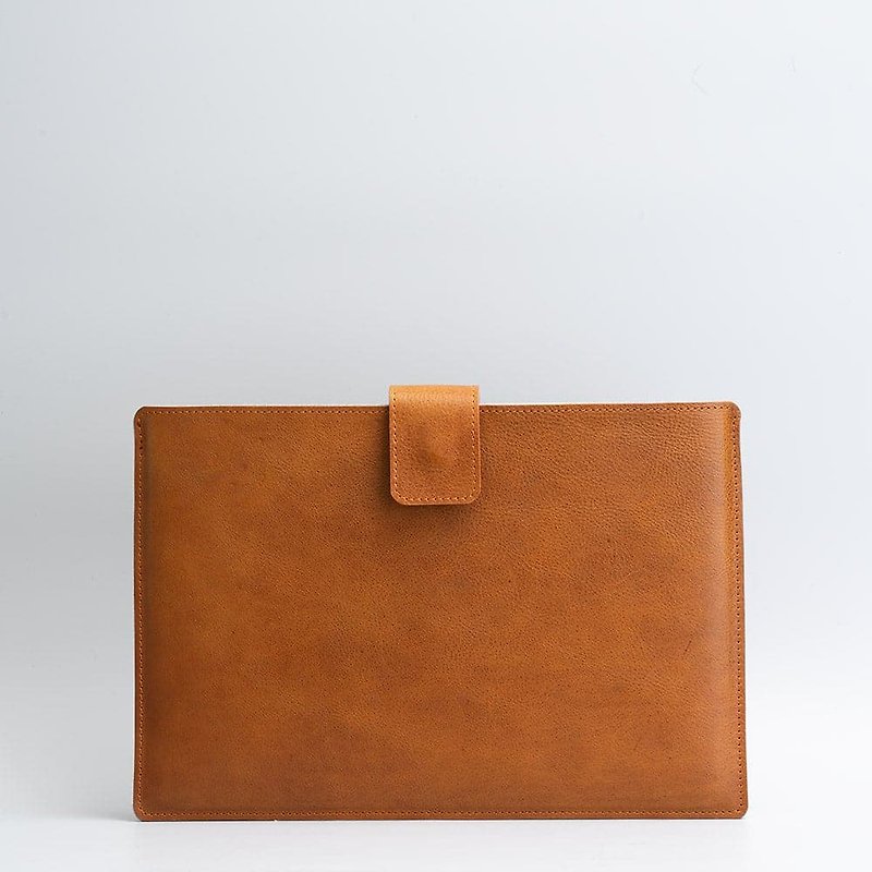 Leather sleeve case with zipper pock. Available for all MacBook and iPad models