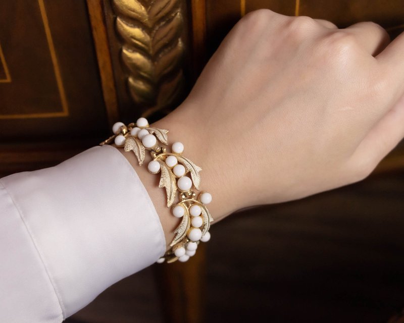 American ART brand antique milky white fruit leaf and unmarked silver leaf shape gold-plated bracelet - สร้อยข้อมือ - โลหะ ขาว