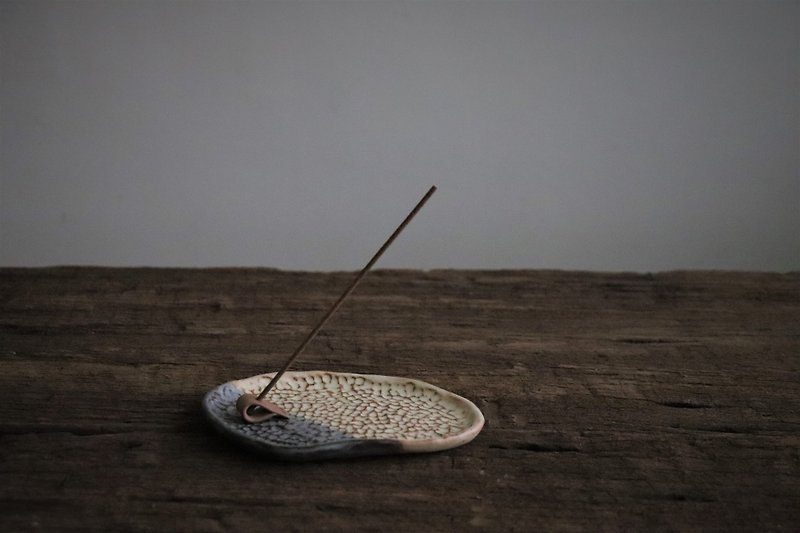 [Milky Blue Stacked Color] Bean-shaped Incense Plate/Incense Holder - Fragrances - Pottery White