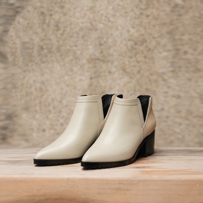 角狀缺口尖頭粗跟鞋-淺卡其色 - 女短靴/中筒靴 - 真皮 卡其色