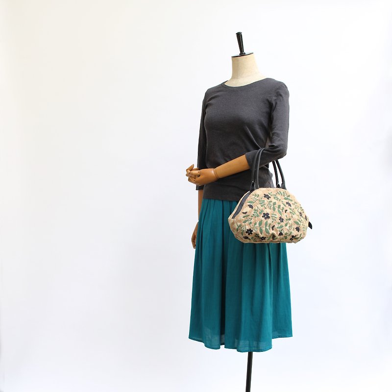 Flower embroidery · almond bag - กระเป๋าถือ - เส้นใยสังเคราะห์ สีกากี