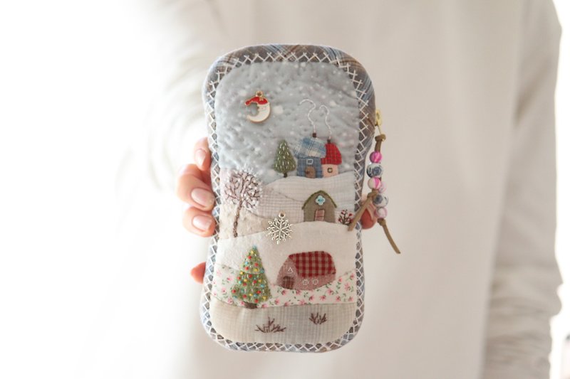 Quilted iPhone Purse, Cool iPhone case for Girl with House, Phone pouch. - 手機配件 - 其他材質 多色
