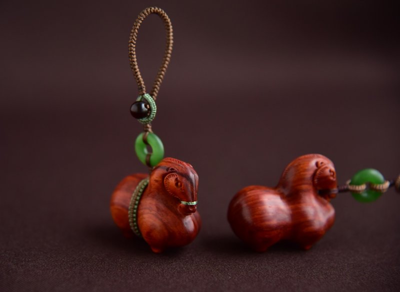 【小唐馬】天然印度小葉紫檀手工立體雕刻唐馬吊飾馬年新年禮物 - 吊飾 - 木頭 紅色