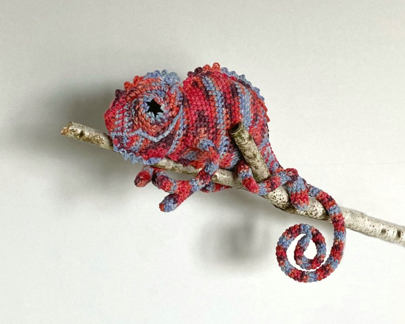 Amigurumi chameleon in red color, Crochet lizard, Handmade chameleon - ของเล่นเด็ก - ผ้าฝ้าย/ผ้าลินิน สีแดง