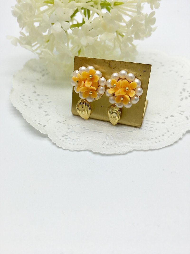 Osmanthus pearl and leaf earrings - Earrings & Clip-ons - Clay Orange