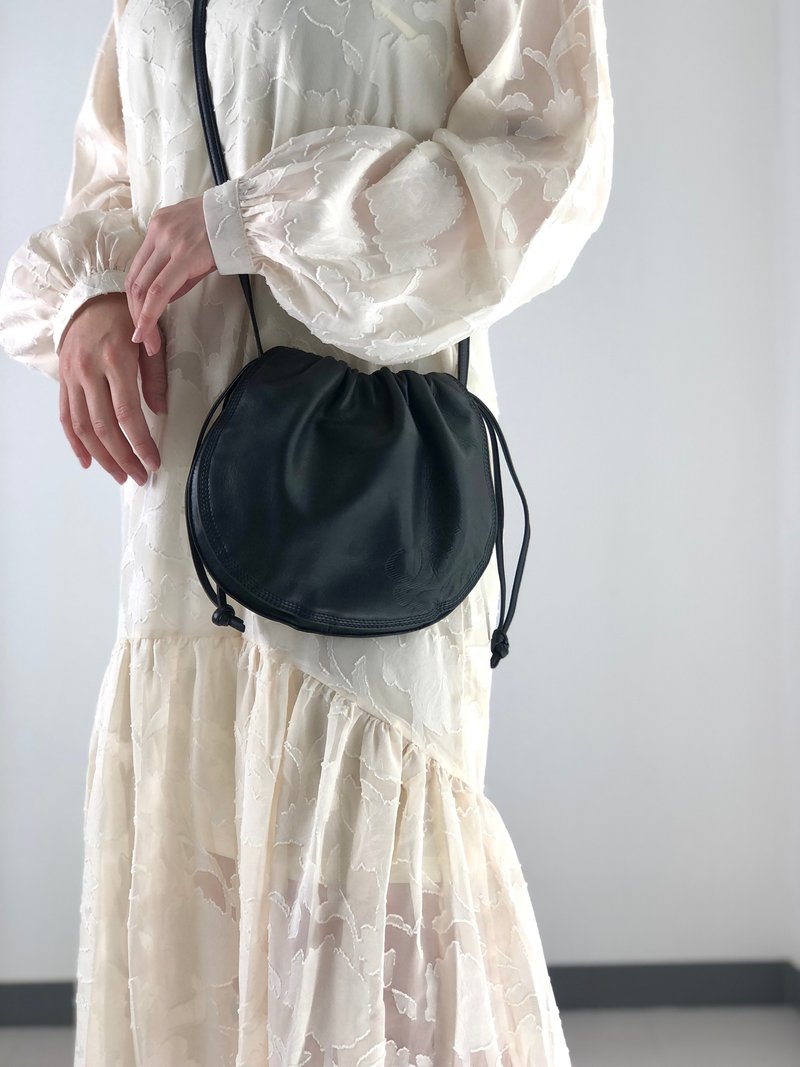 【 日本直送　名牌中古包 】LOEWE ロエベ アナグラム ショルダーバッグ ネイビー レザー 巾着 vintage ヴィンテージ オールド ddgyk5 - 側背包/斜背包 - 真皮 藍色