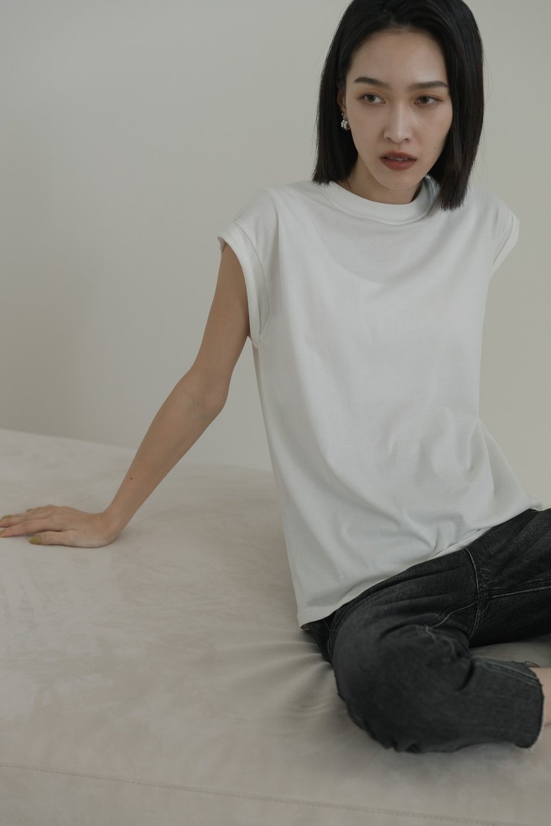 【品牌原創】Essential 俐落反折袖素踢 白 - 女 T 恤 - 棉．麻 白色
