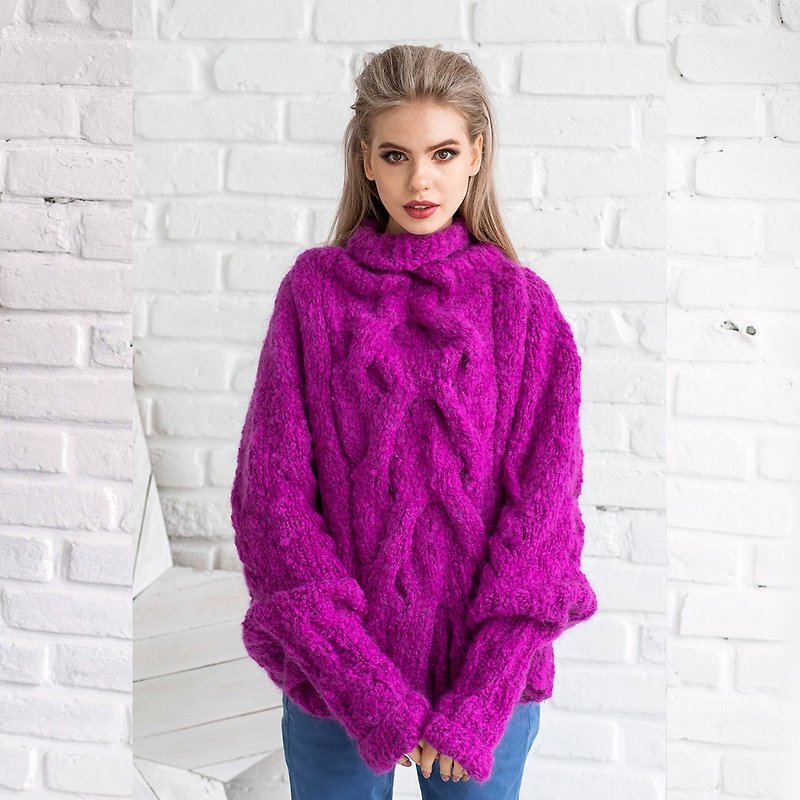 Fuchsia Oversize Poncho Sweater. Hand Knitted. High-quality handmade. 紫红色毛衣 - สเวตเตอร์ผู้หญิง - ขนแกะ สีม่วง