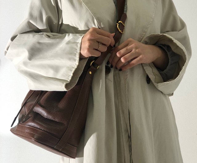 CELINE ガンチーニ 巾着 ショルダーバッグ ヴィンテージ ワンショルダー 日本直送 名牌中古包 】CELINE セリーヌ ガンチーニ レザー 巾着