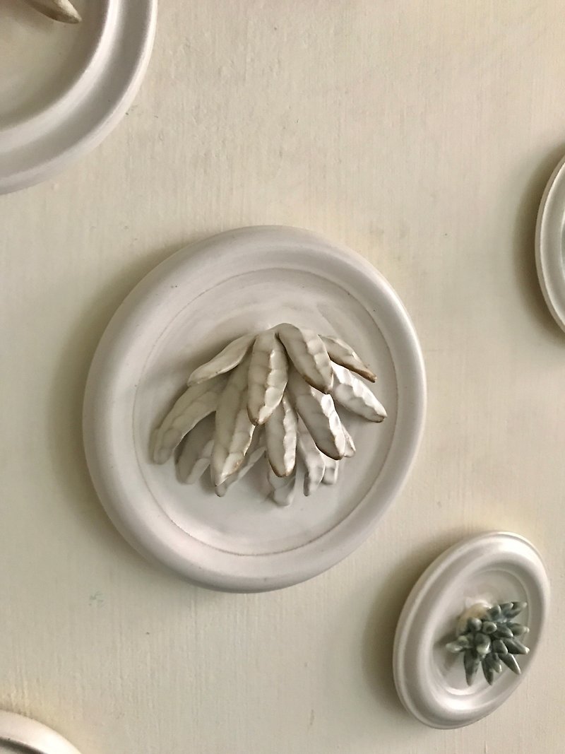 DéjàvuCeramics手作りの白いセラミックフレームの装飾品-ホワイトぶら下がっている葉