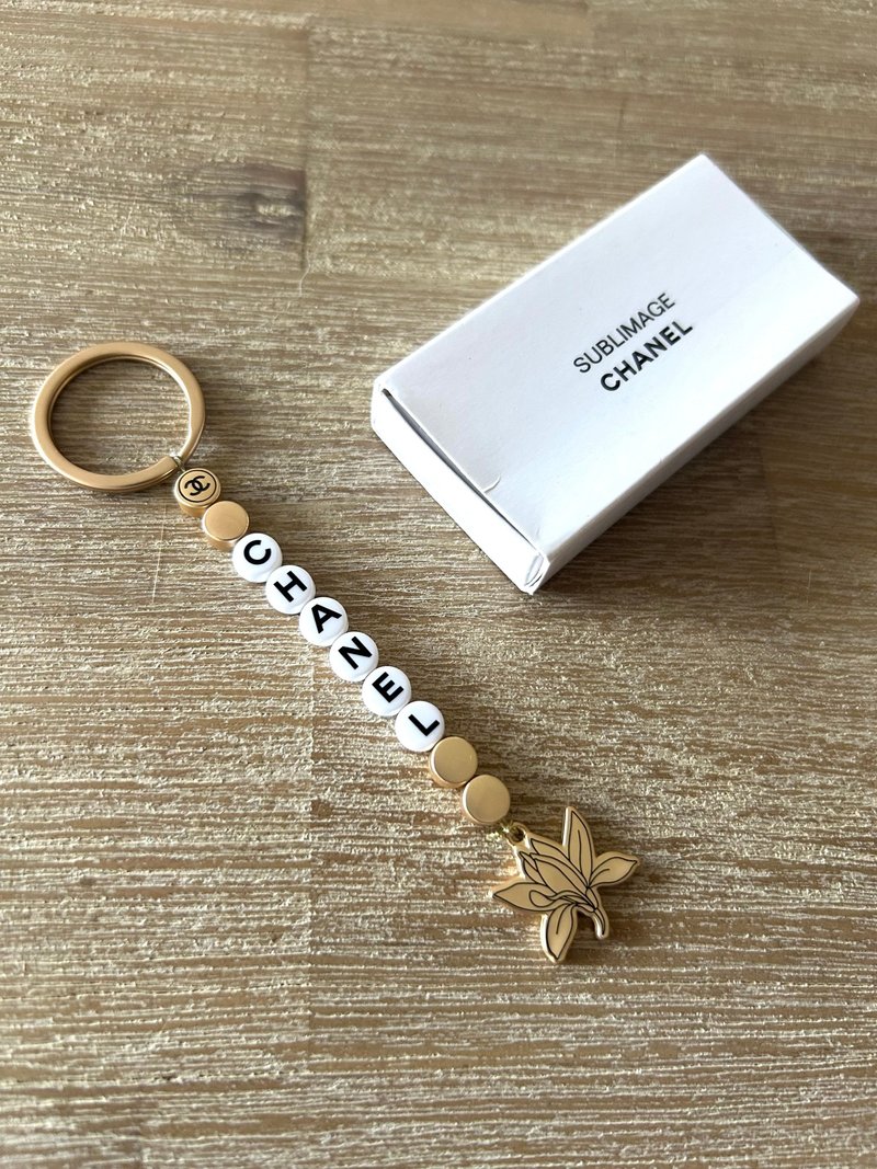 Japanese second-hand CHANEL golden flower beaded keychain/pendant - พวงกุญแจ - วัสดุอื่นๆ ขาว