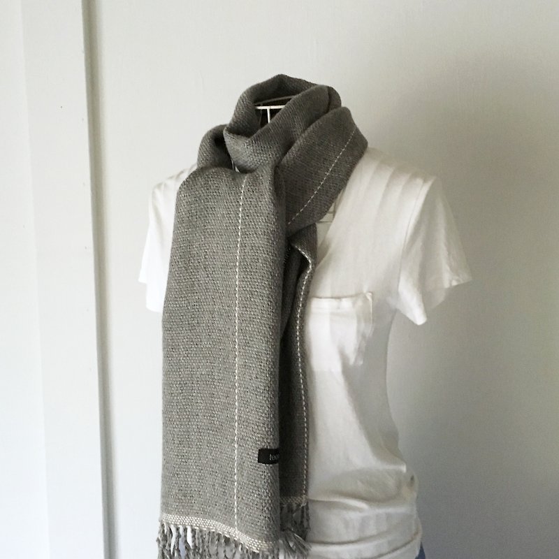 【ベビーアルパカ：秋冬】ユニセックス手織りマフラー "Gray & White lines" - スカーフ - ウール グレー