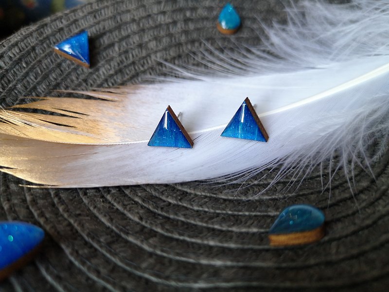 藍色星空三角形木耳釘 - 耳針 耳環 木制 防敏 不鏽鋼 幾何 - 耳環/耳夾 - 木頭 藍色