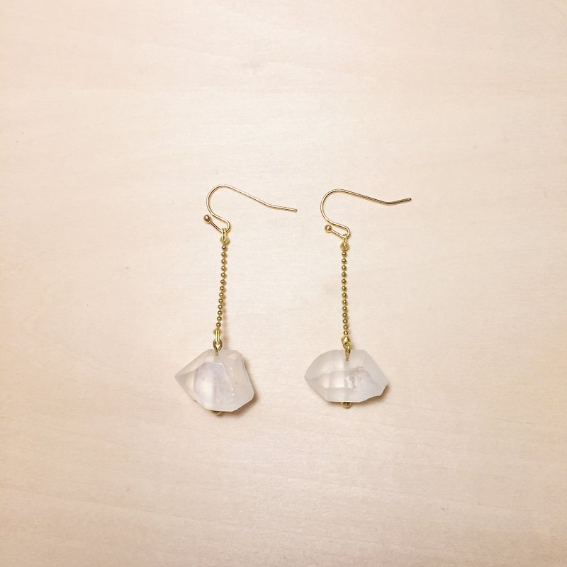 Retro irregular white crystal beads Bronze earrings - Earrings & Clip-ons - Crystal White