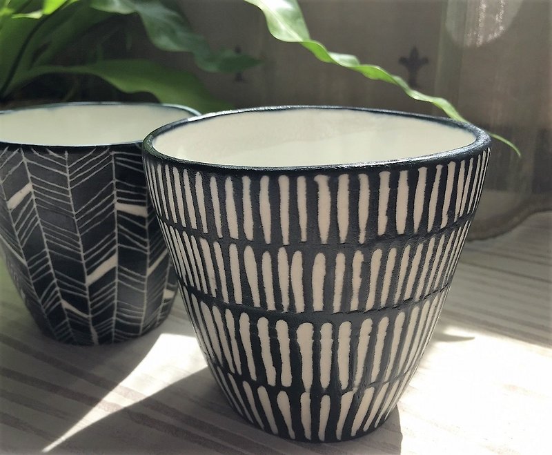 Black and white mediation - hand cup _ pottery cup - ถ้วย - เครื่องลายคราม สีดำ
