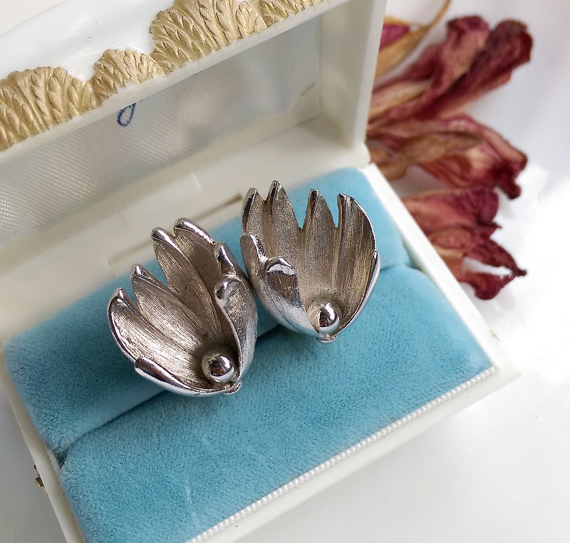 Western antique jewelry. PASTELLI Cool Tone Brushed Silver Flower Clip Earrings