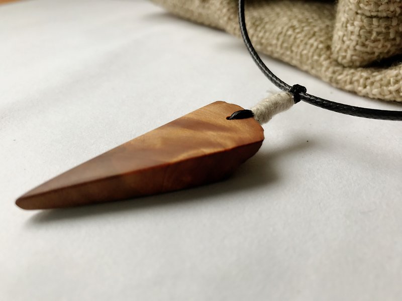 ダイス〜シャオナムの木のネックレス - ネックレス - 木製 レッド