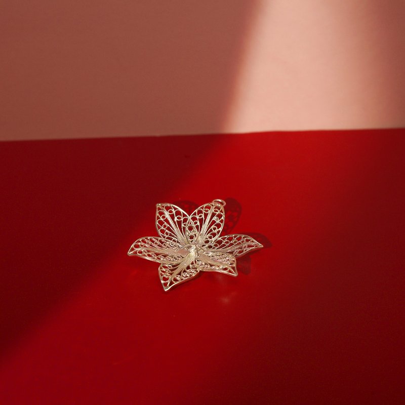 Poinsettia flower necklace Handmade Silver Filigree AG999 | Jewelry Art Studio - สร้อยคอ - เงิน สีเงิน