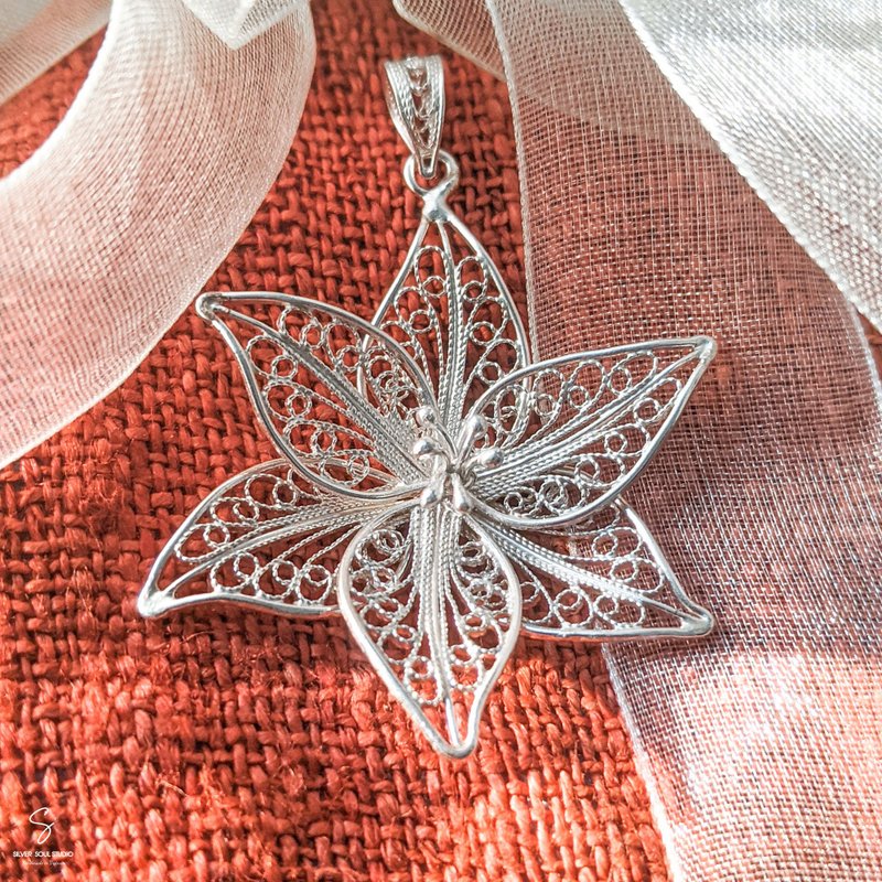 Poinsettia flower necklace Handmade Silver Filigree AG999 | Jewelry Art Studio - สร้อยคอ - เงิน สีเงิน