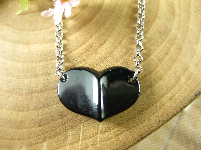 Simple Design Necklace Angel Heart Black Agate + Silver White K Gold Chain