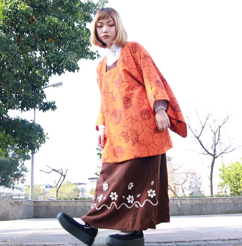 戻る日本の着物::緑色に戻り、日当たりの良いオレンジ色のヴィンテージの着物をDaoxing（KBI-02） - ジャケット - シルク・絹 オレンジ