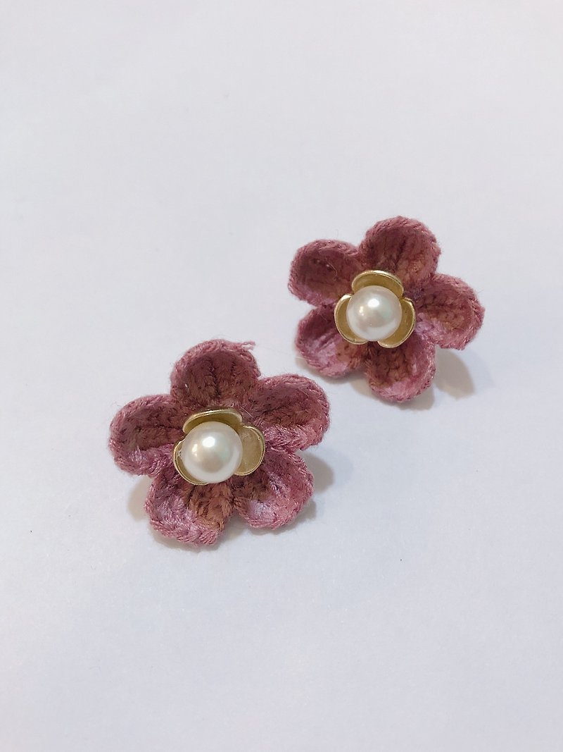 【Chestnut Flower】Pearl woven flower earrings - Earrings & Clip-ons - Polyester Pink