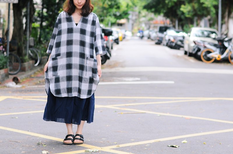 Black and white check double-sided yarn cotton material loose loose large pocket large V-neck seven-point sleeve long dress - One Piece Dresses - Cotton & Hemp Black