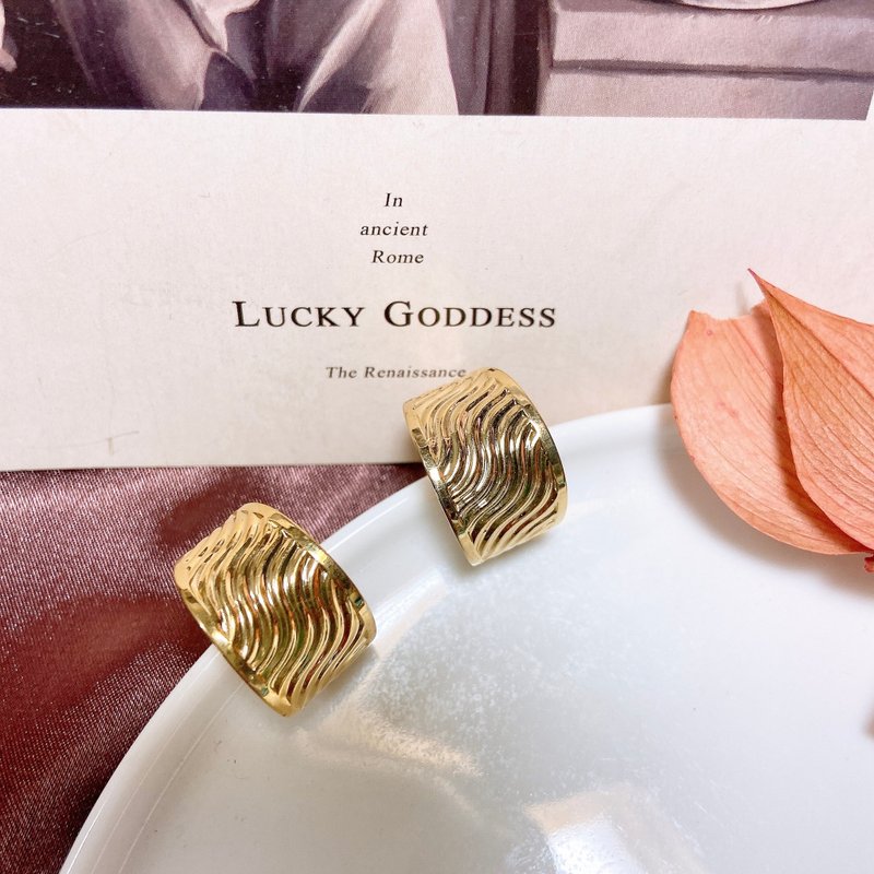 【西洋古董飾品】波浪優雅紋理 雅緻圓潤寬版 金 耳環 耳夾 - 耳環/耳夾/耳骨夾 - 貴金屬 金色