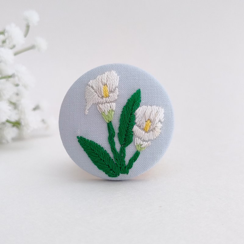 白いカラーの花刺繍ブローチ - 胸針 - 棉．麻 白色