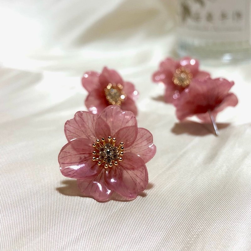 【Womulberry】Camelia / dry rose color. Zirconia/off - ear earrings. november birth flower - ต่างหู - เรซิน สึชมพู