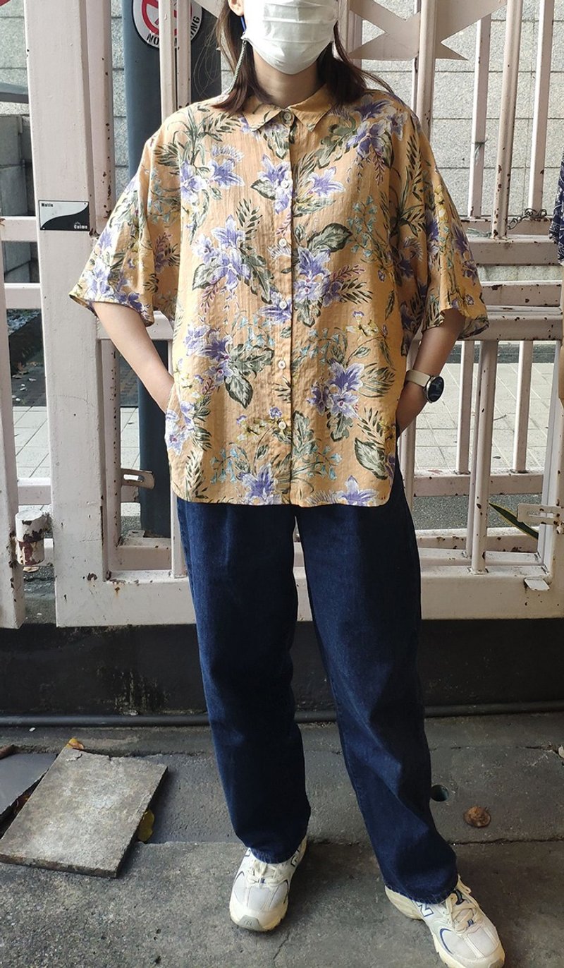 Short-Sleeve Shirt, Printed Cotton Linen, No Armhole Design, High Side Slit - 女襯衫 - 棉．麻 卡其色