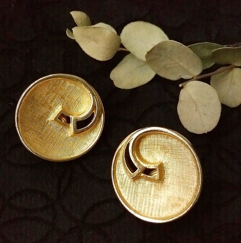 Western antique ornaments. EMMONS brushed gold geometric clip earrings - ต่างหู - โลหะ สีทอง