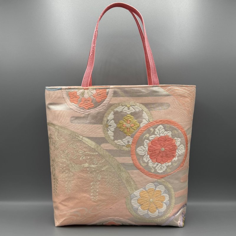 着物 帯 帯締め ハンドメイド トートバッグ リメイク ピンク 六通柄袋帯 唐織 流水花丸文 正絹 藤の花 - 手提包/手提袋 - 絲．絹 粉紅色