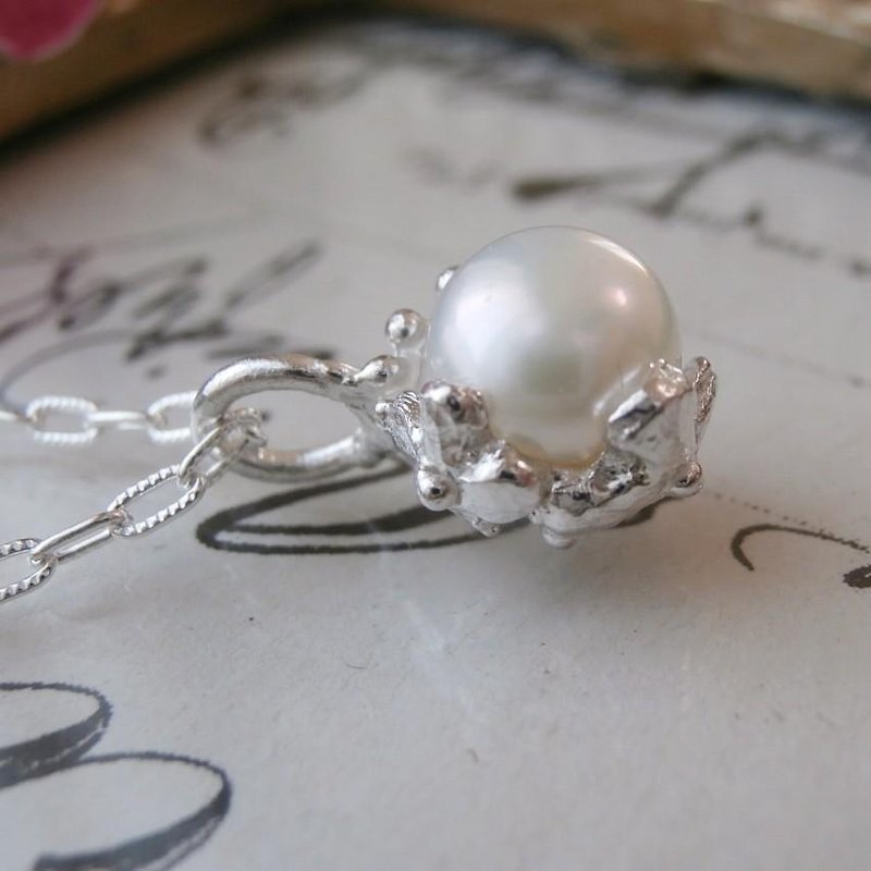 Freshwater pearl and flower pendant - สร้อยคอ - เครื่องเพชรพลอย 