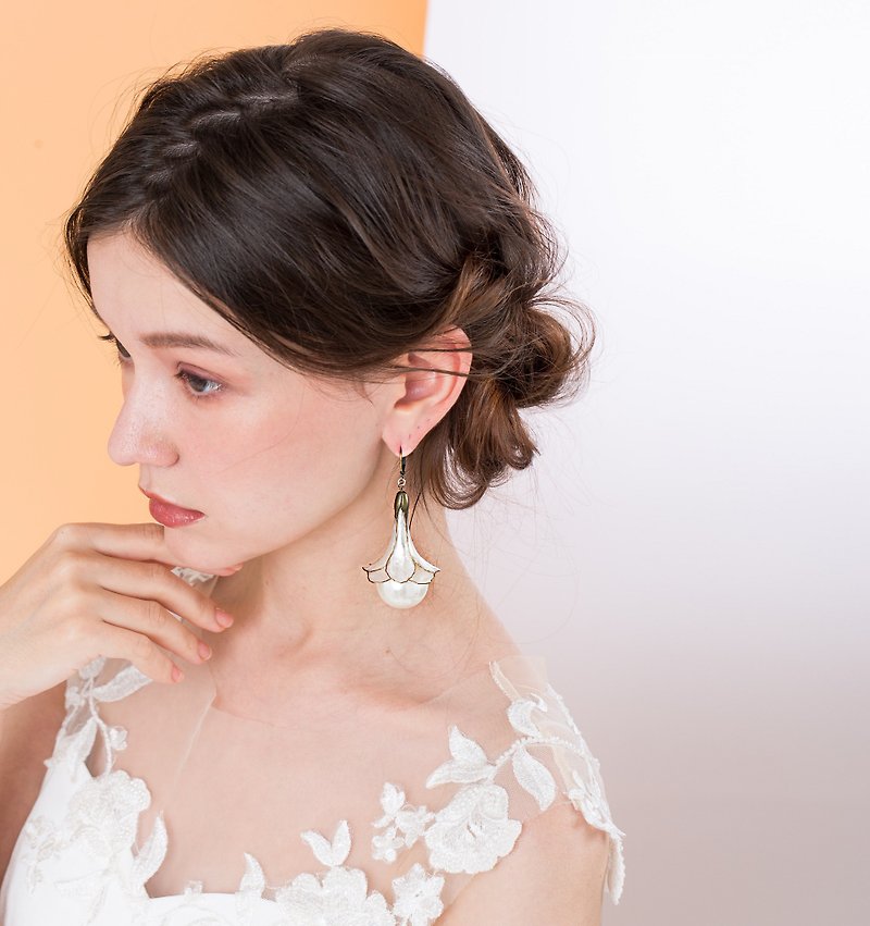 Flower of Love 　22.0mm Pearls earrings - 耳環/耳夾 - 樹脂 白色