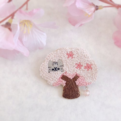 お手頃価格 No.412「桜の木の上の猫」刺繍ブローチ ハンドメイド omoro