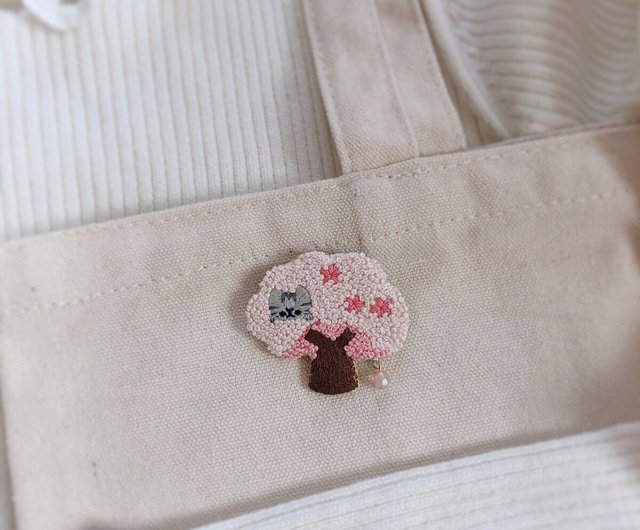 桜の木から覗く猫の刺繍ブローチ - ショップ ちむねこ ブローチ - Pinkoi