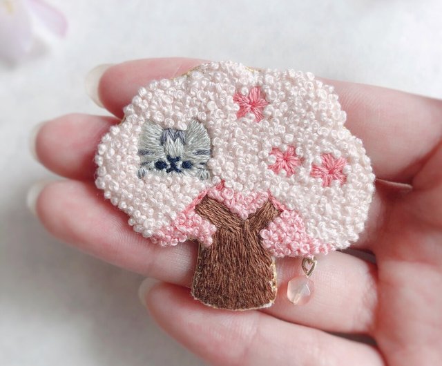 桜の木から覗く猫の刺繍ブローチ - ショップ ちむねこ ブローチ - Pinkoi