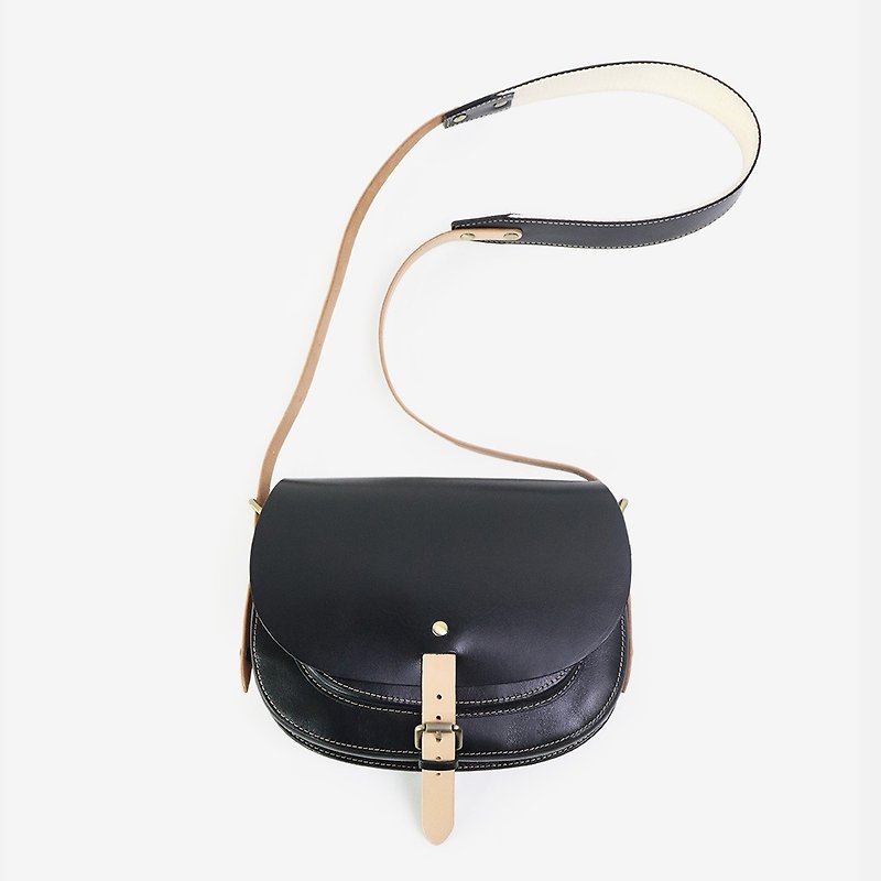 Craftsman line vegetable tanned cowhide saddle bag retro texture semicircle women's bag wide shoulder strap single shoulder messenger leather armpit bag - กระเป๋าแมสเซนเจอร์ - หนังแท้ สีดำ