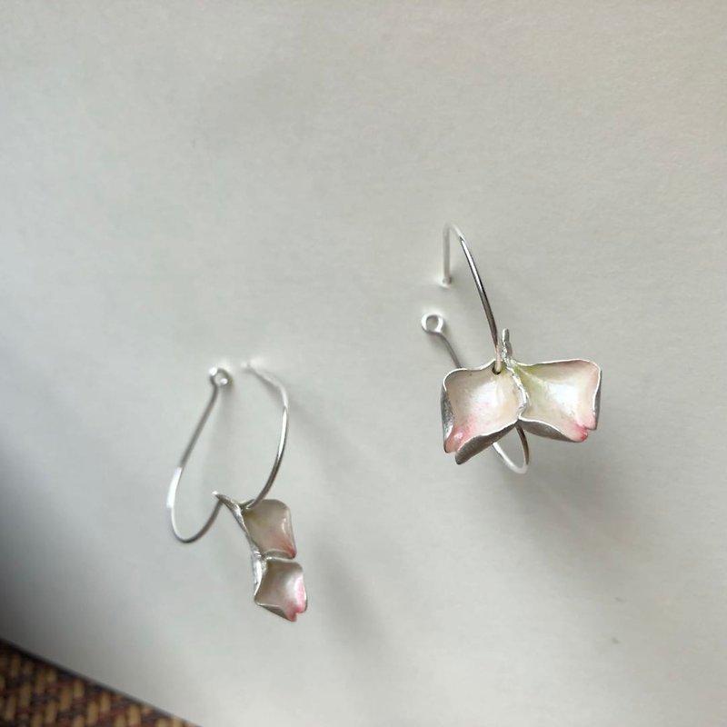 Petal love hand made earrings - Earrings & Clip-ons - Other Metals Pink