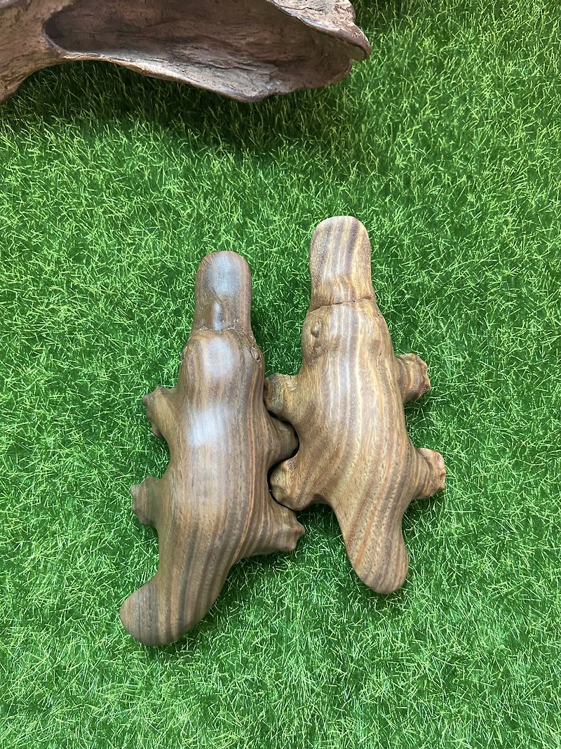 A pair of green sandalwood platypus healing ornaments - ของวางตกแต่ง - ไม้ สีนำ้ตาล