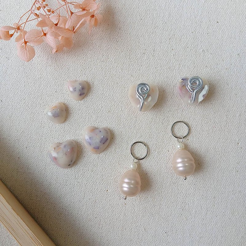 One pair of earrings/ear needles/ Clip-On/heart berries and dried flower earrings - Earrings & Clip-ons - Plants & Flowers Pink