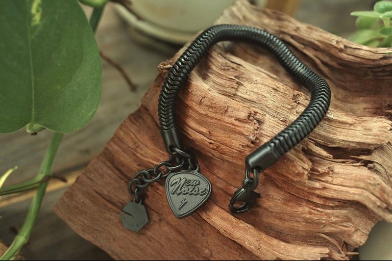 Matte black snake chain PICK bracelet - สร้อยข้อมือ - ทองแดงทองเหลือง 