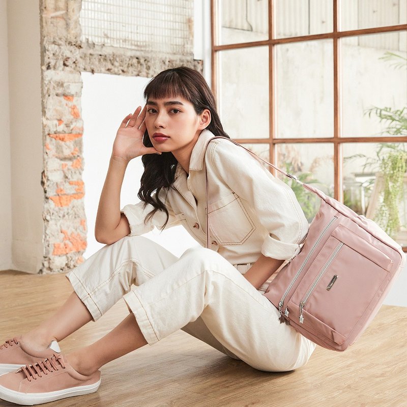 【Kinloch Anderson】City Coolplay Large-capacity Trapezoid Crossbody Bag-Dry Rose Pink - กระเป๋าแมสเซนเจอร์ - ไนลอน สึชมพู