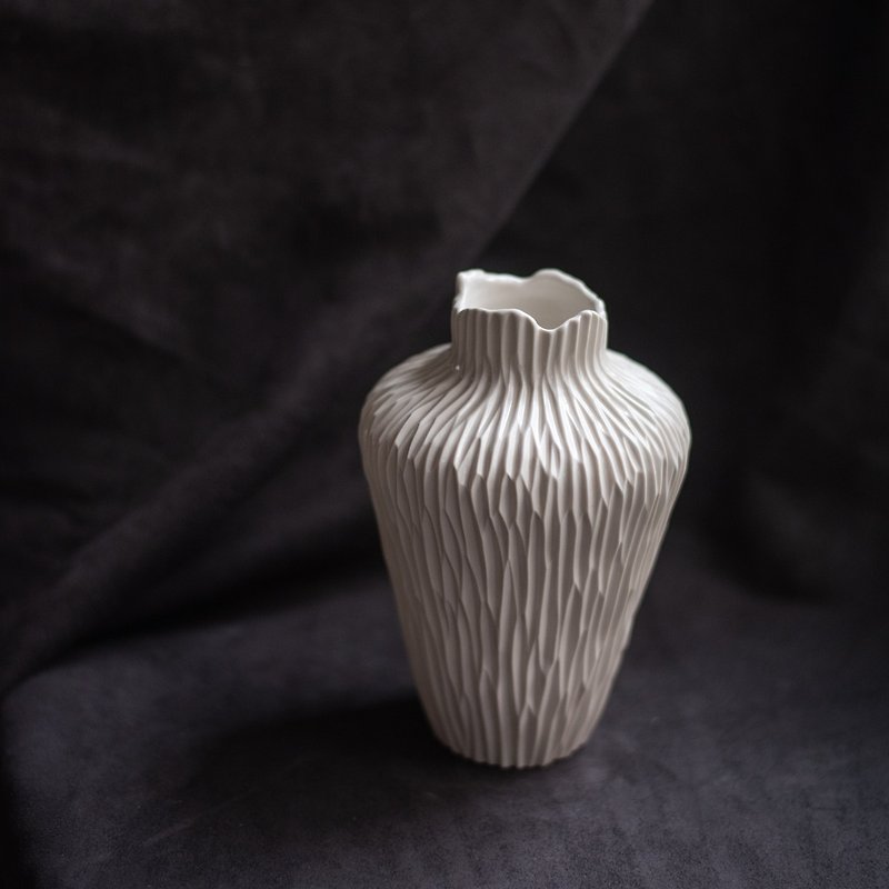 霧的原貌 割紋瓶 中 - 手作花器 - 花瓶/陶器 - 瓷 白色