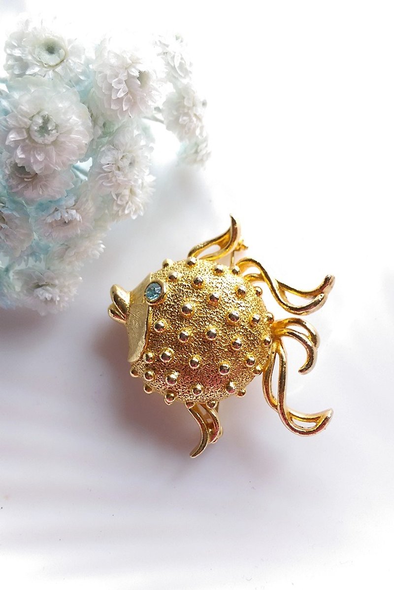 [Western antique jewelry / old age] 1970s gold fish are pouting pin paste box - เข็มกลัด/พิน - โลหะ สีทอง