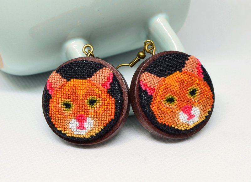 姜貓刺繡耳環 寵物愛好者的十字繡首飾 橙色手工製作的生日禮物 - 耳環/耳夾/耳骨夾 - 繡線 橘色