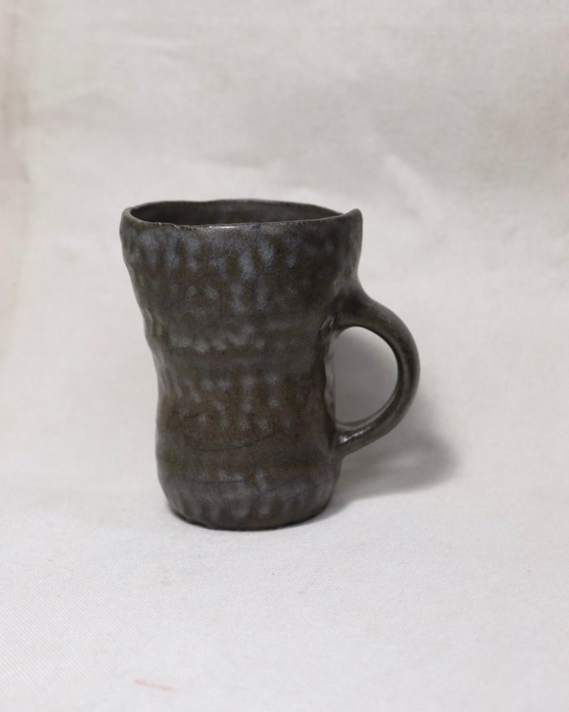 Smoked hand-kneaded cup-3 - Mugs - Pottery 