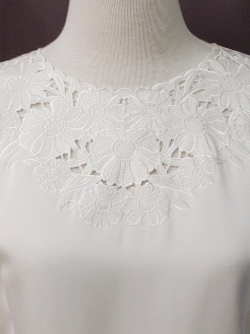 ヴィンテージ日本の優雅なマーガレットの花の刺繍の空の円形の首の白い緩い長袖のヴィンテージシャツ - シャツ・ブラウス - ポリエステル ホワイト